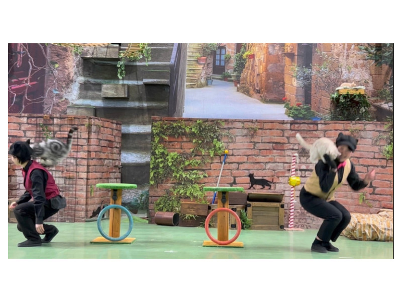 二匹同時に二人の飼育員さんの肩に飛び乗った写真