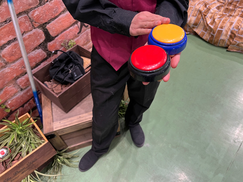 ショーやトレーニングで使う赤や黄色のベルを手のひらに載せた写真