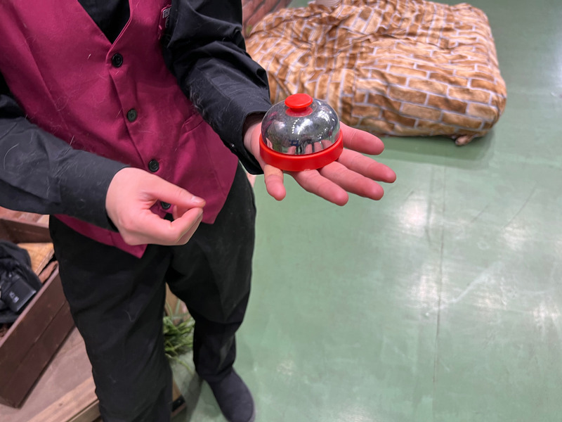 ネコのトレーニングに使うベルが手のひらに乗っている写真