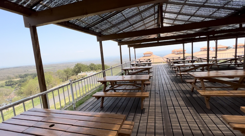 ヤマネコテラスのテラス席の全景写真