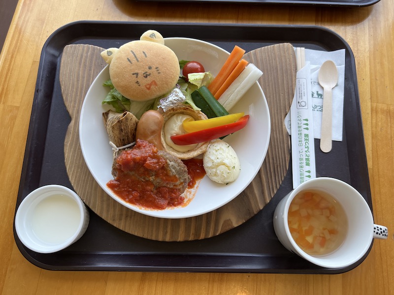 ヤマネコランチの写真。猫の形をしたパン、ハンバーグ、ウィンナー、野菜スティック、など色とりどり