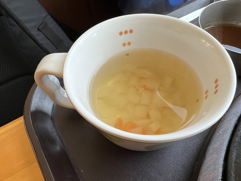 大根や人参が入ったカップスープの写真