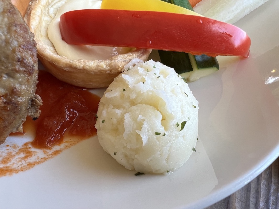 マッシュポテトは小さめゴルフボールかピンポン玉ボールくらい、野菜スティックの拡大写真。マヨネーズが入ったパイのカップが写っている