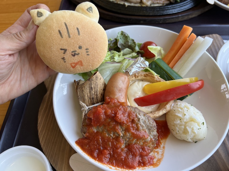 ヤマネコランチの猫型パンを女性の手で持ってみたところ。手のひらくらいの大きさのパンの写真