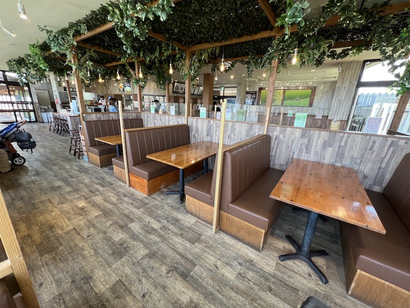 4-6人がけの椅子とテーブル席の写真