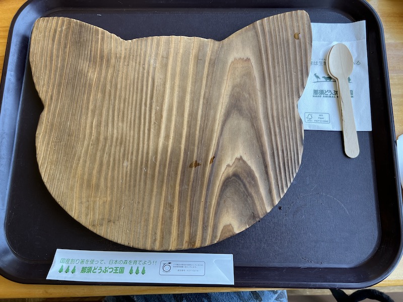 ヤマネコランチのお皿の下に敷いてあったネコ型の鍋敷き