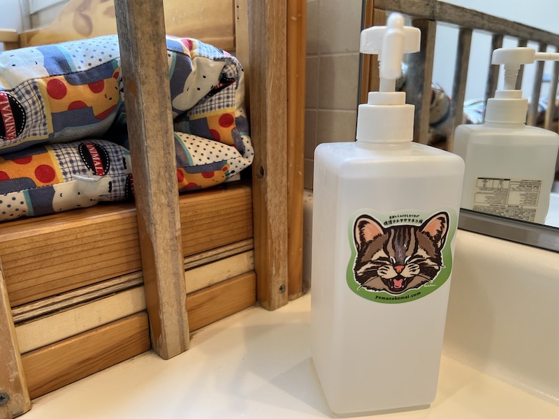 女性用トイレのハンドソープにはヤマネコのシールが貼ってある斜視