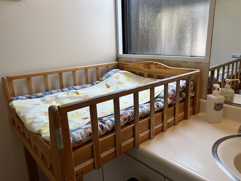 女性用トイレのベビーベッドの写真