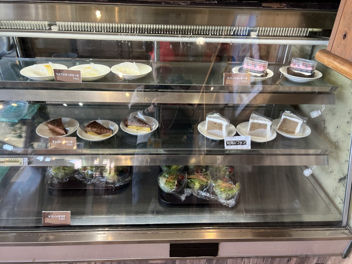 ショーウインドにケーキが並んでいる写真