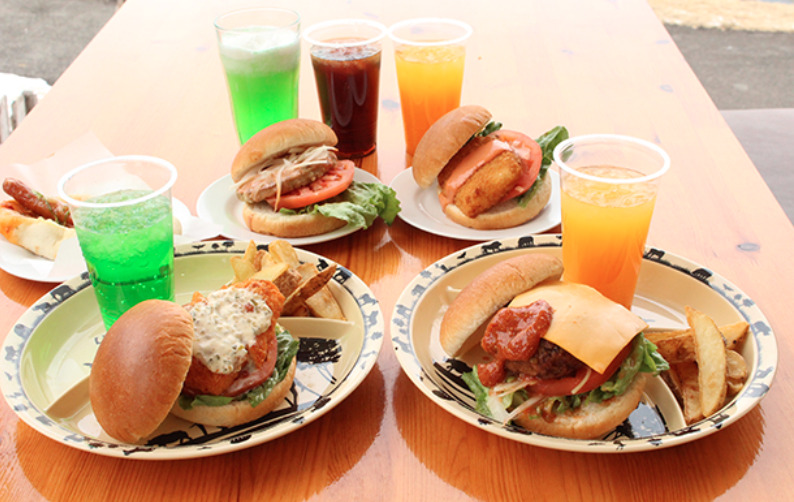 マヌルヌマカフェのハンバーガー屋ジュースの写真