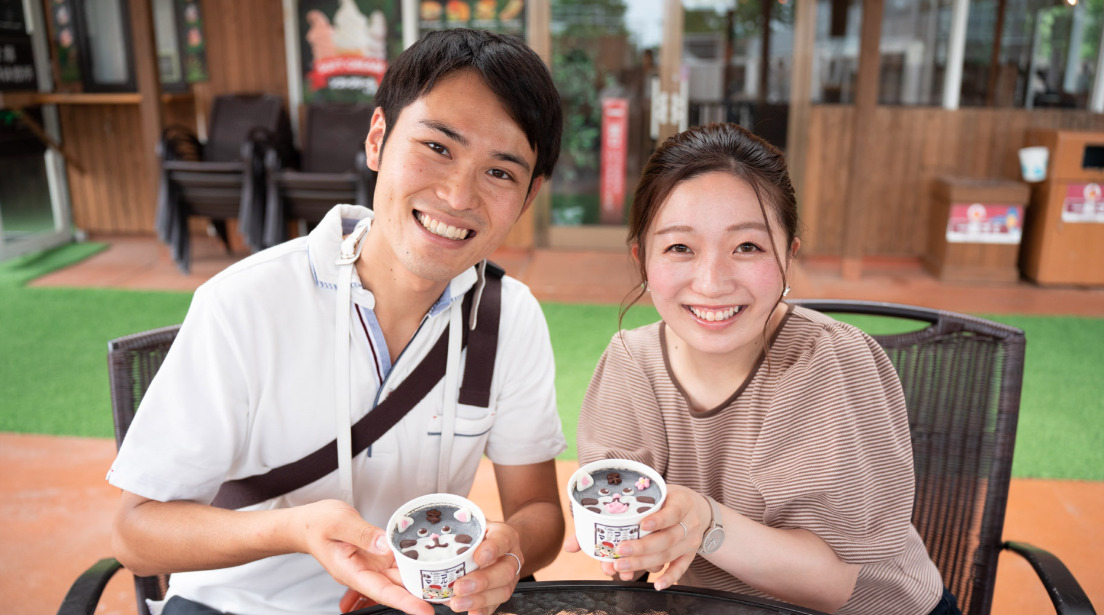 マヌルネコプリンを持つ男女二人の写真